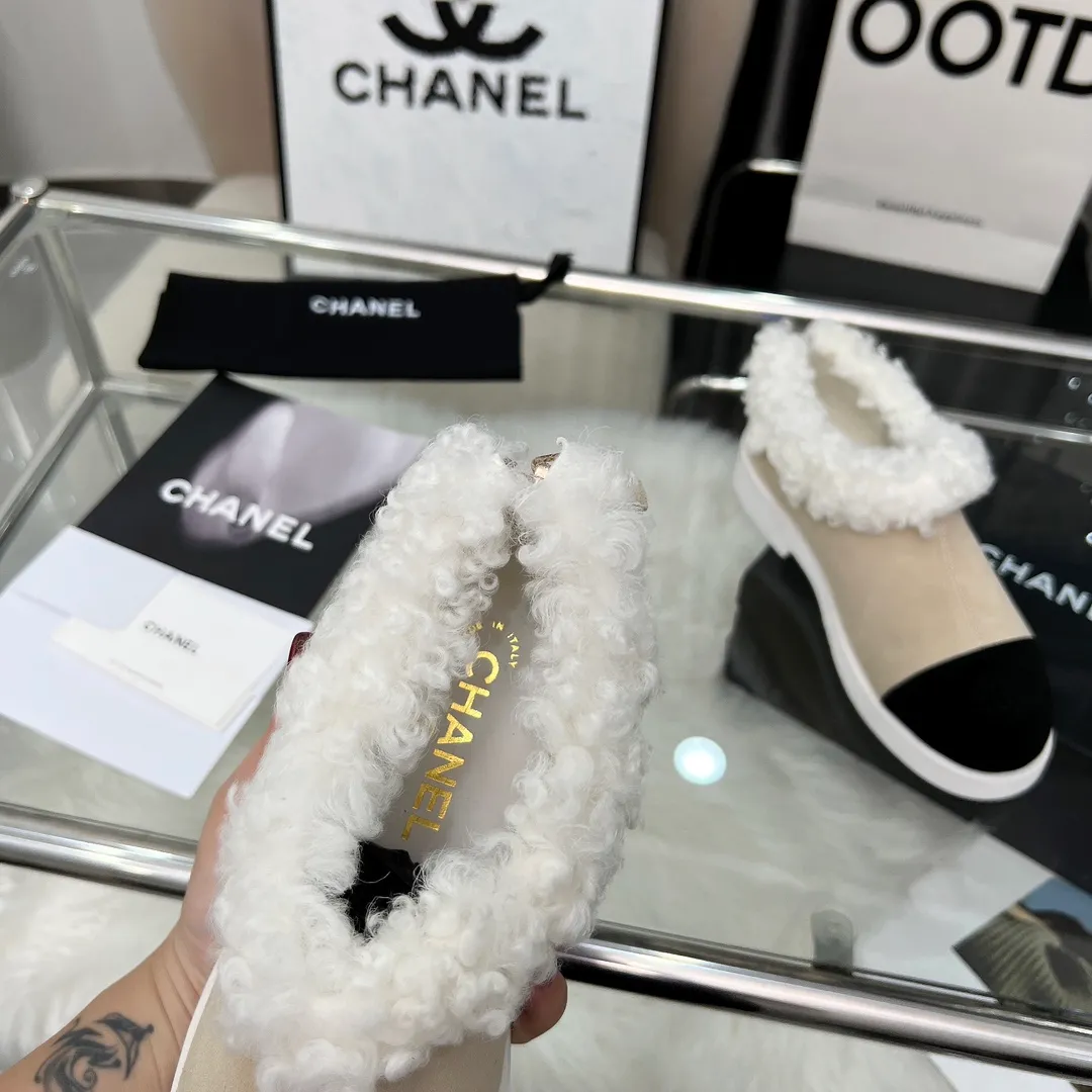 👟👟Ex-factory price 540👟👟 High version of Chanel CHANEL, 🌞🌞🌞Xiaoxiang’s latest 2025 autumn and winter short boots, a must-have item for this autumn and winter season! ! Ms. Chanel loves simple yet irresistible combinations to show her unique style. Mix and match freely to shine⚡Follow Grandma’s fashion steps! ! ! The top-notch craftsmanship and texture are perfectly presented. No matter any details, you can compare them with the counters. The best quality products can be entered and exited from the counters at will! ! ❶Material: imported cowhide/cow suede/wool ❷Lining: sheepskin lining ❸Feet: sheepskin ❹Outsole: original molded sole ❺Heel height: 3cm ❻Number of yards: 35-40 (40 and 41 are customized and non-refundable)
